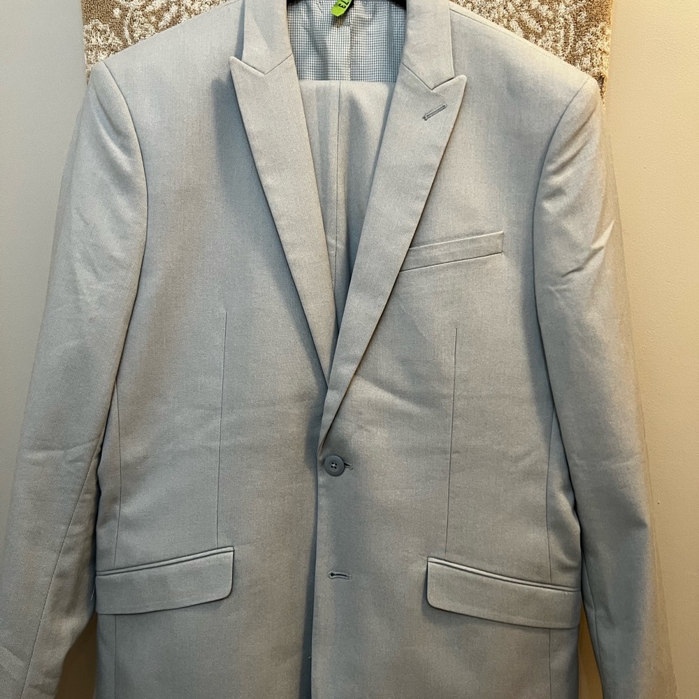 Express Light Blue Suit with Classic Notched Lapel and Professional Tailoring